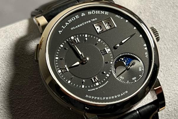 揭秘朗格手表表壳划痕修复术：专业维修，守护时光之美